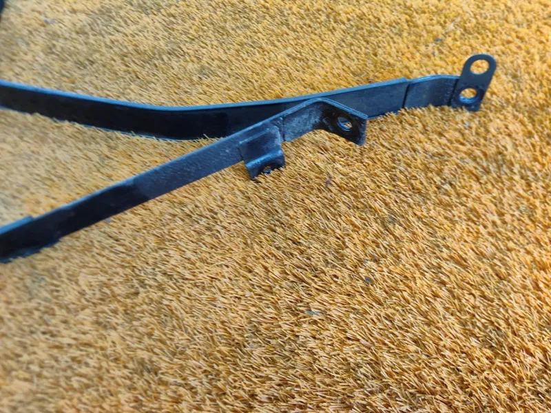 Крепление топливного бака