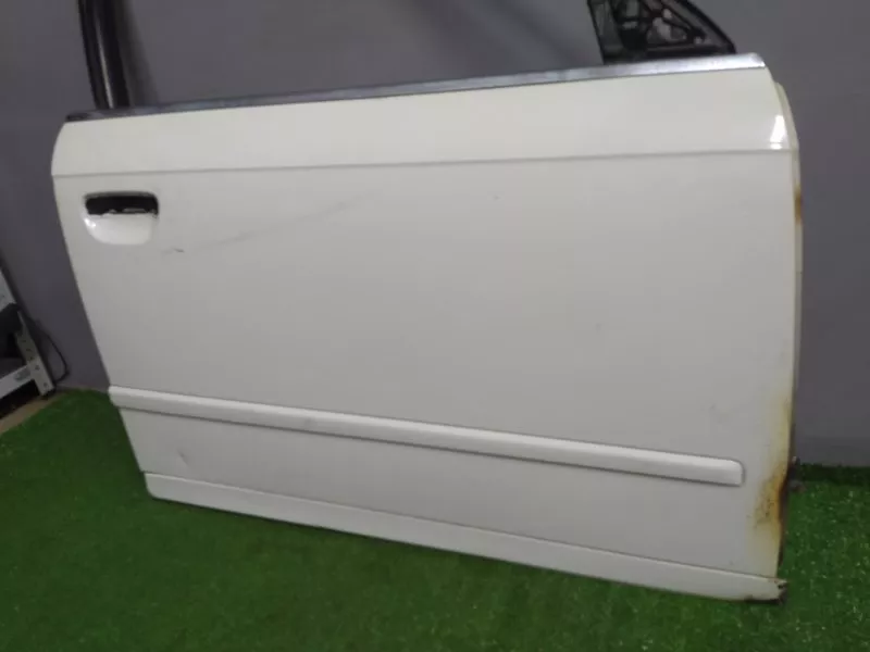 Дверь Audi A4 2005 8E0831052J B7, передняя правая