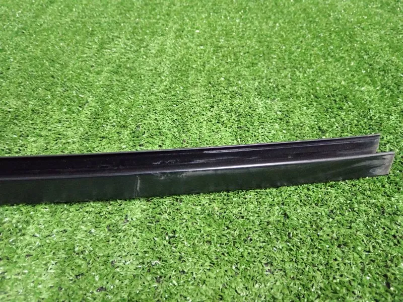 Направляющая стекла двери