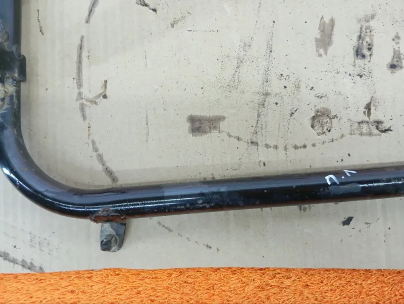 Крепление топливного бака