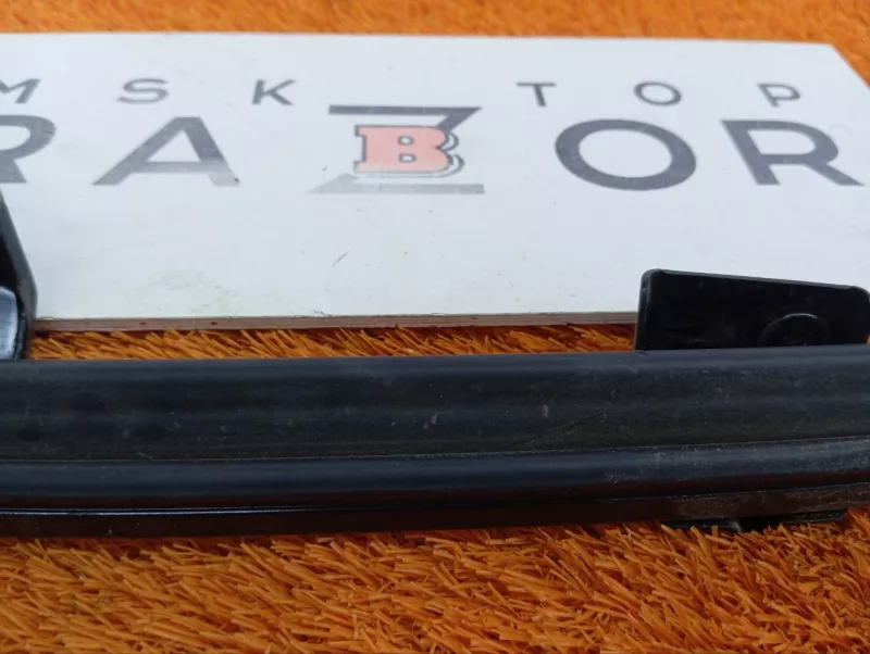 Направляющая стекла двери