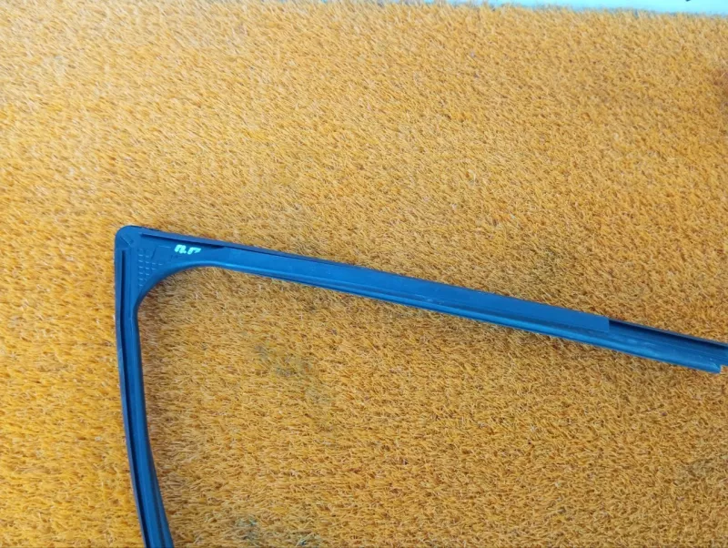 Уплотнитель стекла двери