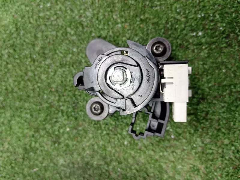 Личинка замка багажника