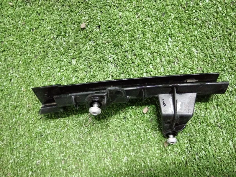 Направляющая стекла двери