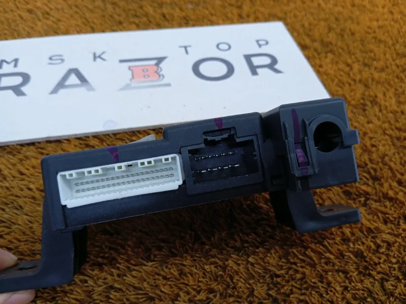 Блок предохранителей под капот