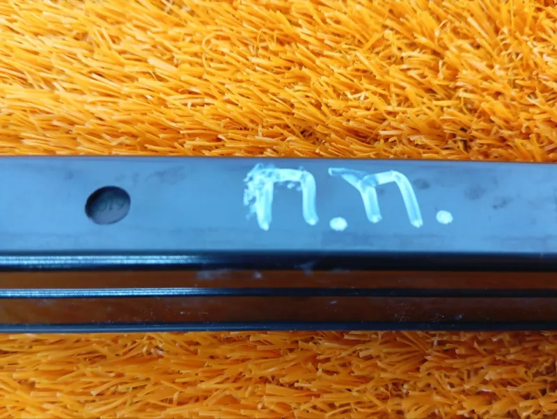 Направляющая стекла двери