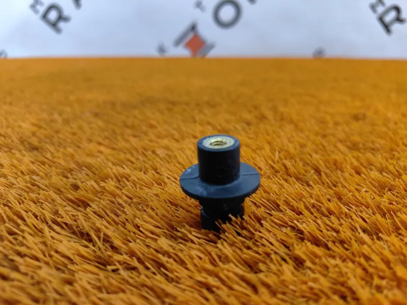 Болт двигателя