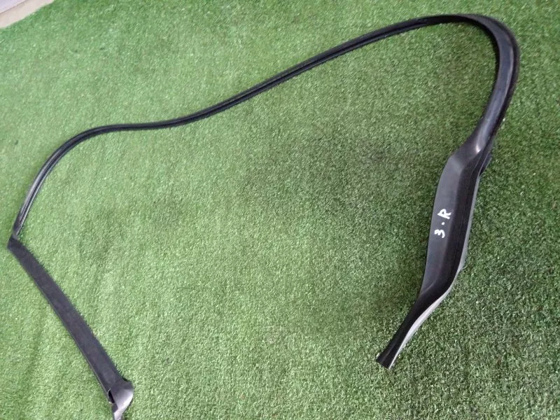 Уплотнительная резинка боковой двери