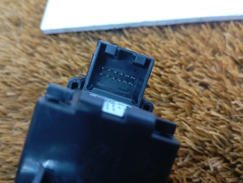 Кнопка стояночного тормоза