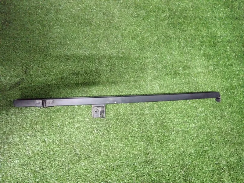 Направляющая стекла двери