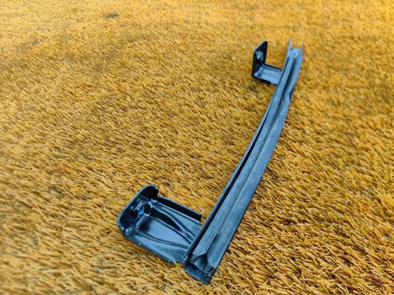 Направляющая стекла двери