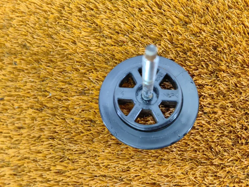 Болт крепления запасного колеса