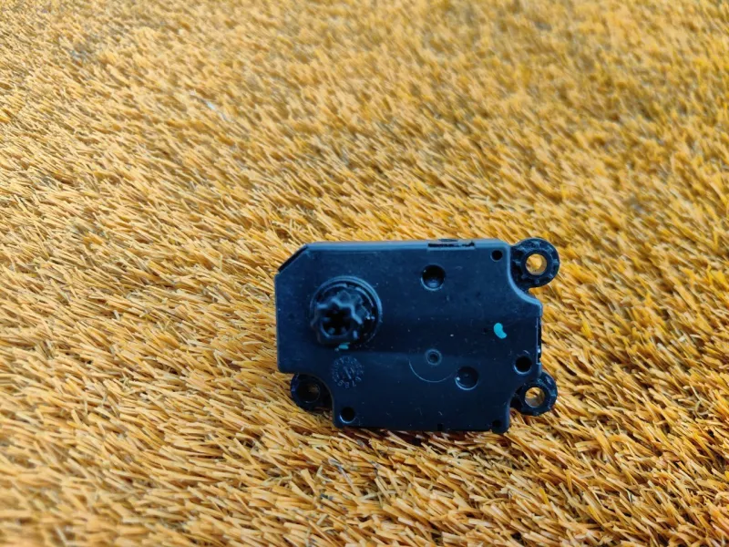 Моторчик заслонки печки