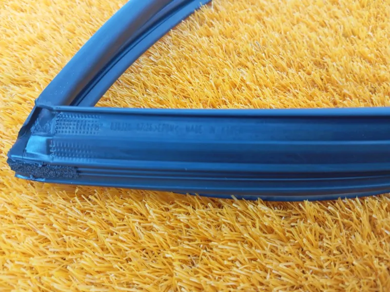 Уплотнитель стекла двери