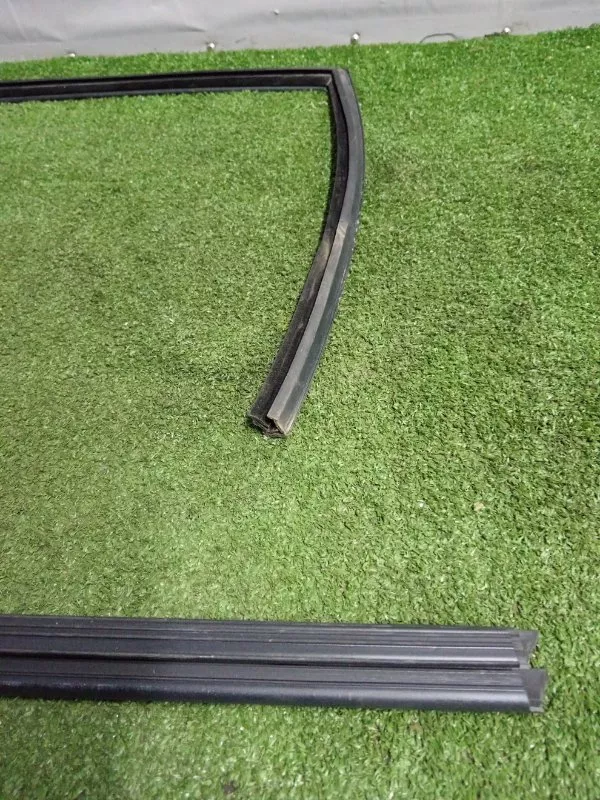 Уплотнитель стекла двери