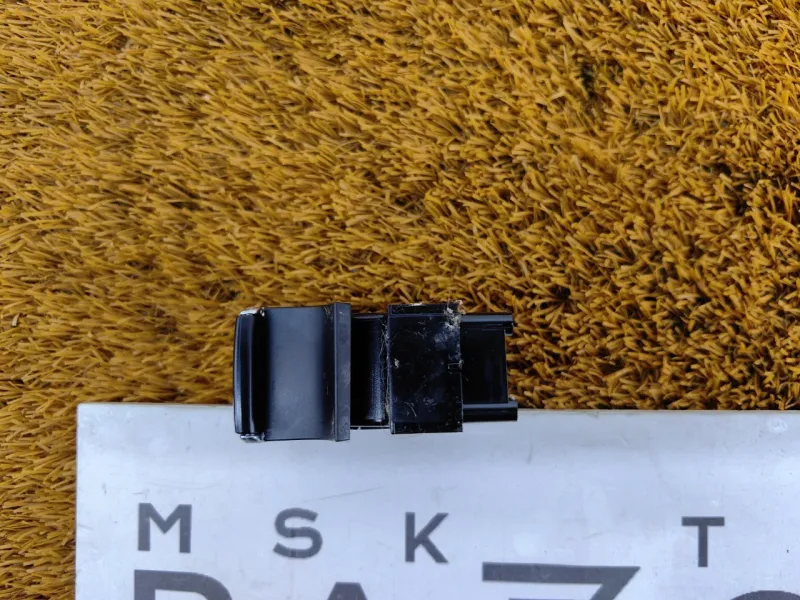 Кнопка стояночного тормоза