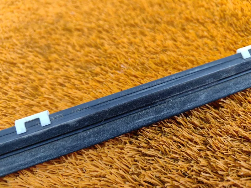 Уплотнитель стекла двери