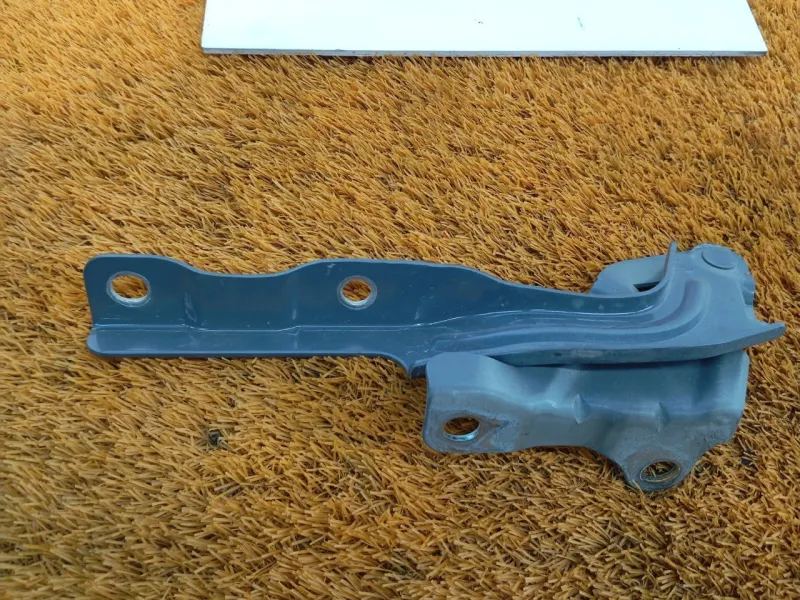 Петля капота