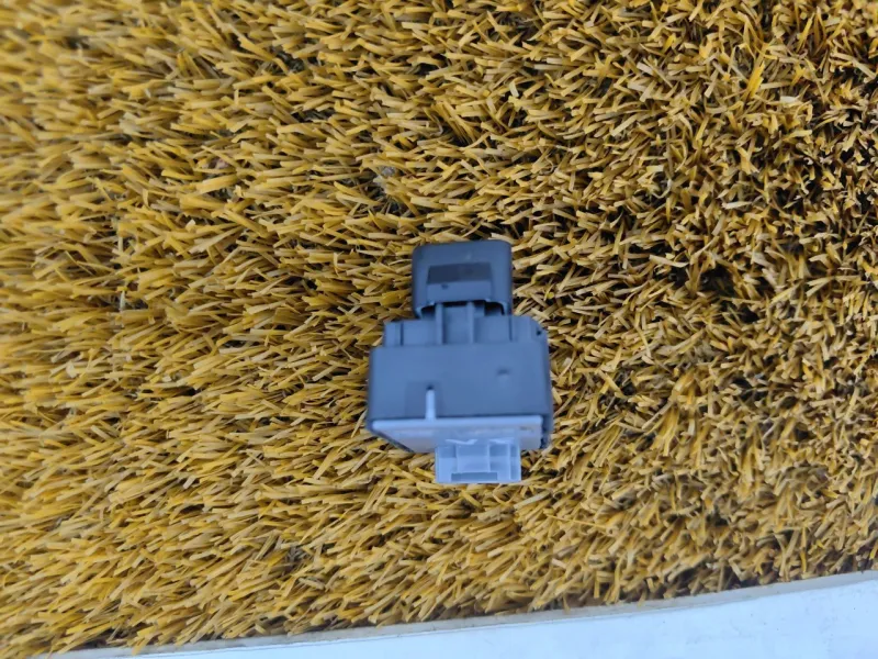 Кнопка стеклоподъемника