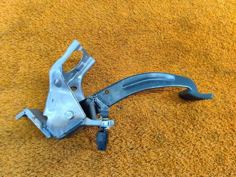 Педаль тормоза