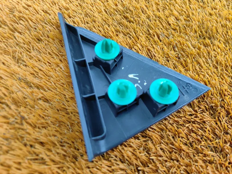 Уголок двери