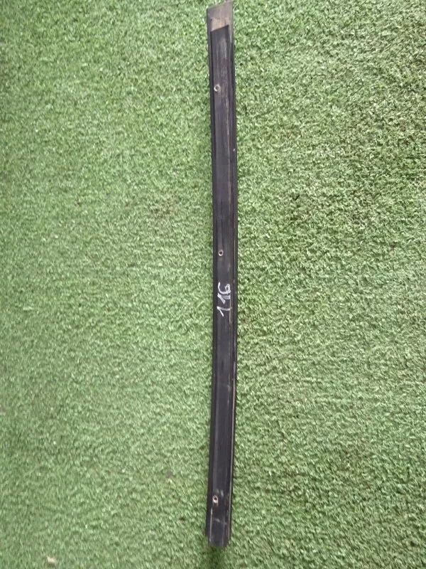 Направляющая стекла двери