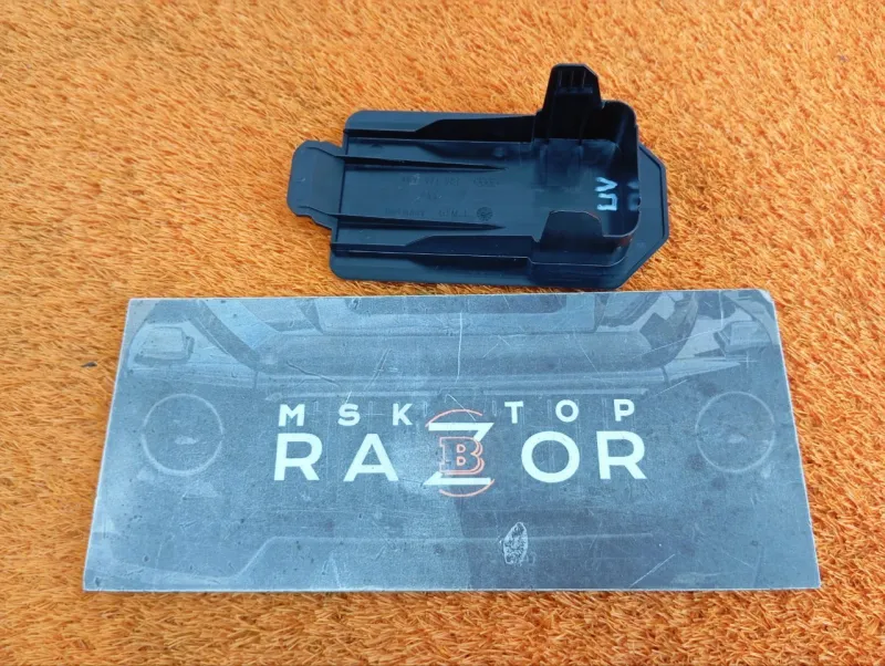 Крышка блока предохранителей