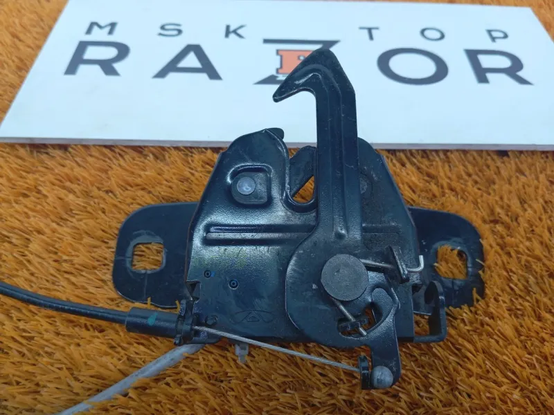 Замок капота