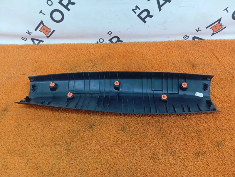 Обшивка крышки багажника