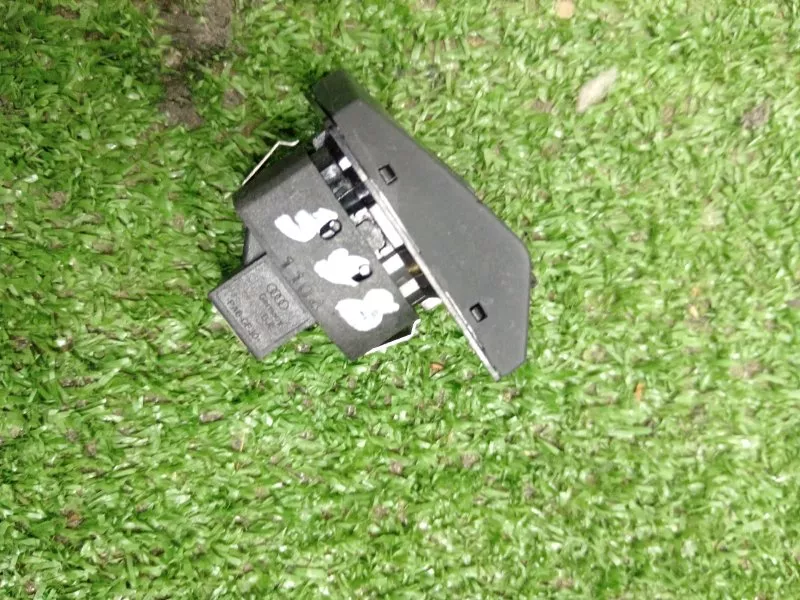 Кнопка открытия двери