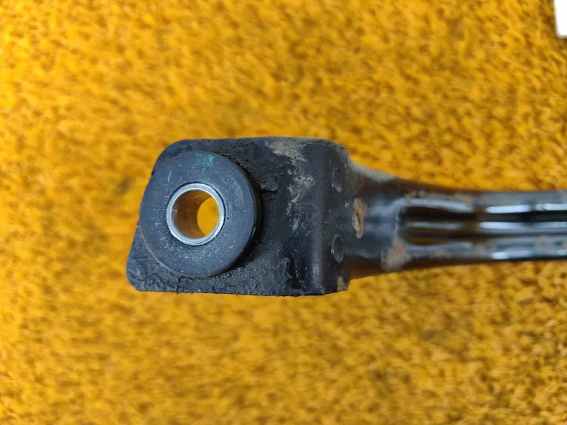 Крепление топливного бака