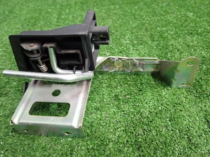 Кронштейн шторки багажника