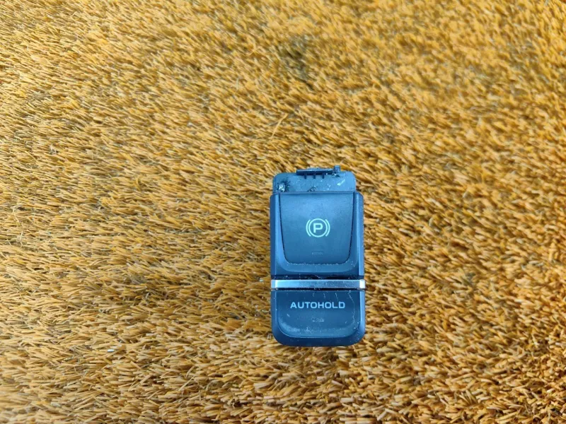 Кнопка стояночного тормоза