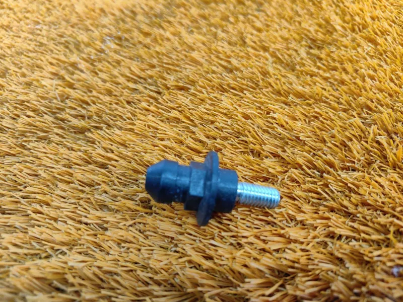 Болт двигателя