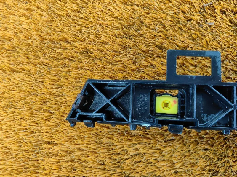 Кронштейн заднего бампера