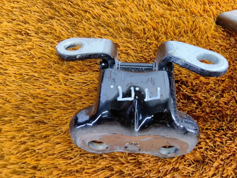 Петля двери