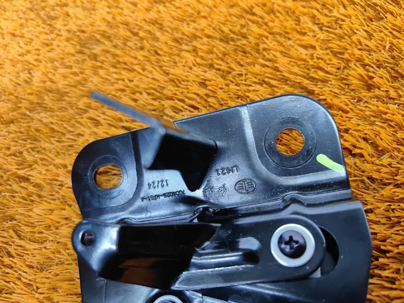 Замок спинки сиденья