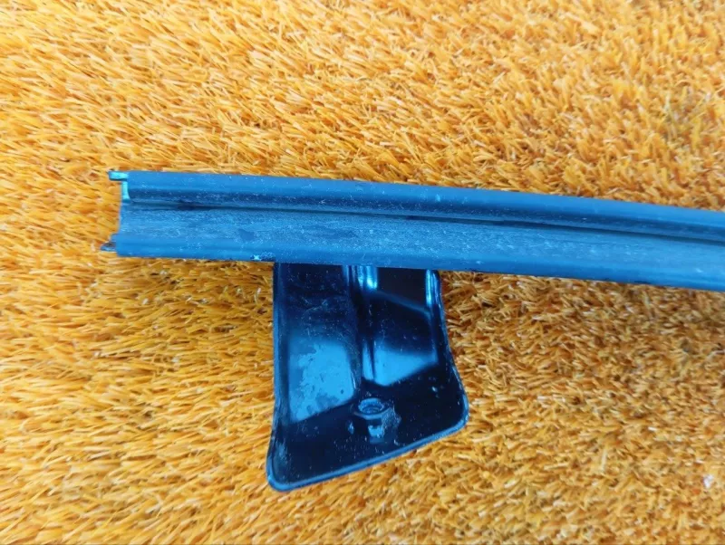 Направляющая стекла двери