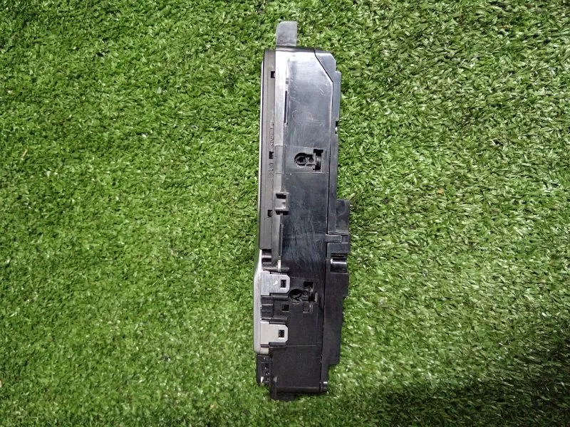 Панель управления в центральной консоли