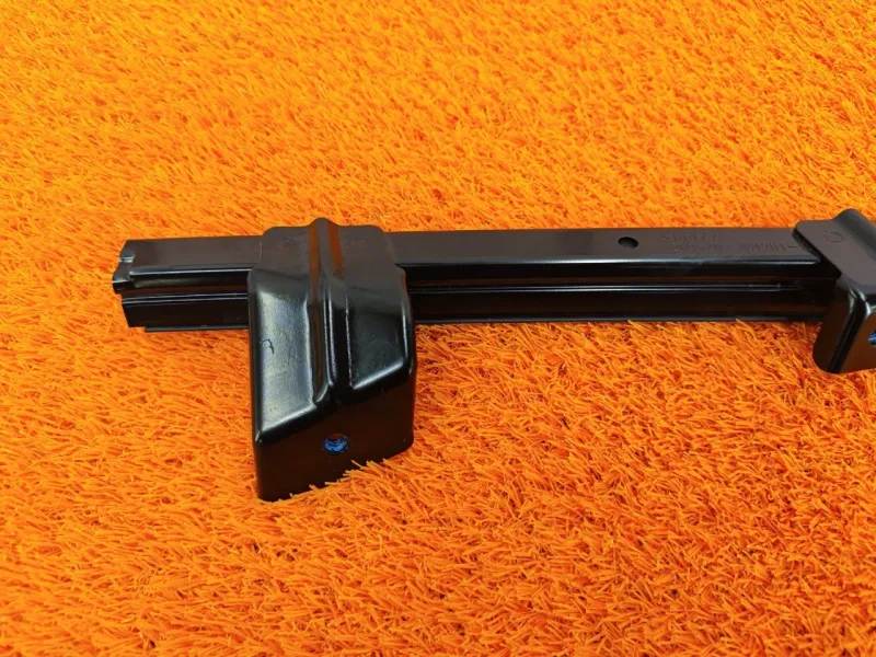 Направляющая стекла двери