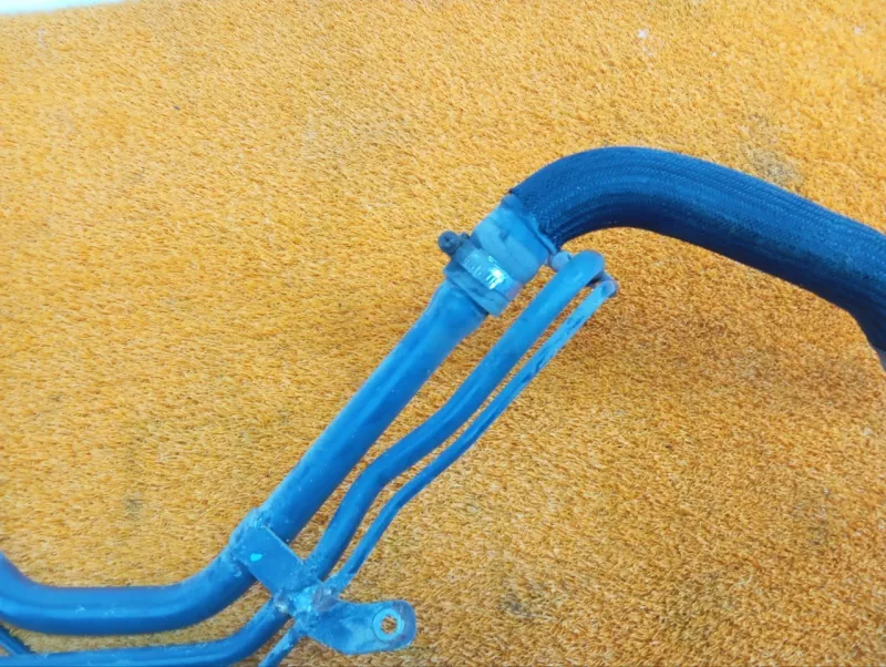 Горловина топливного бака