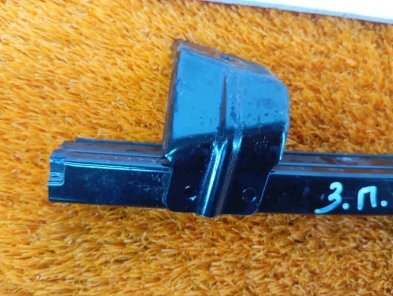 Направляющая стекла двери