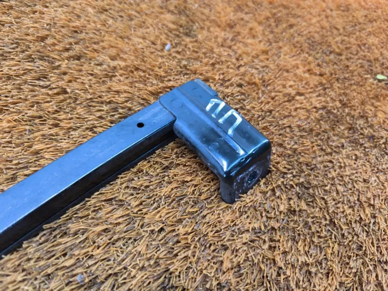 Направляющая стекла двери