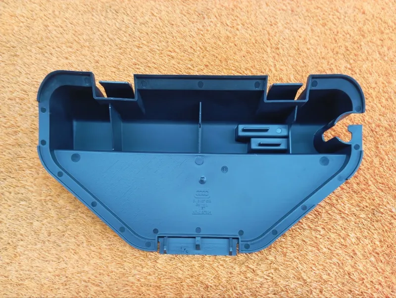 Обшивка крышки багажника