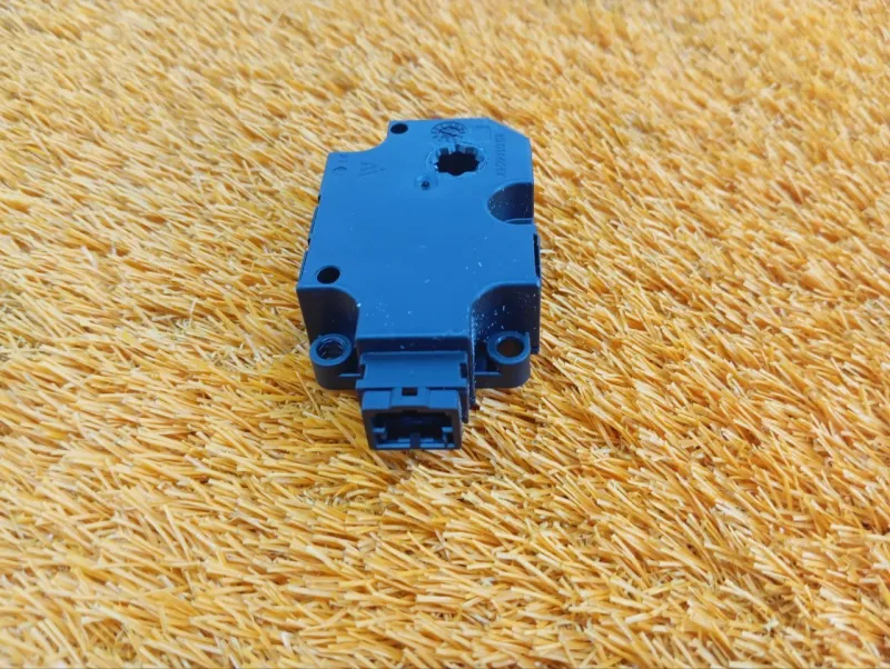 Сервопривод заслонок печки