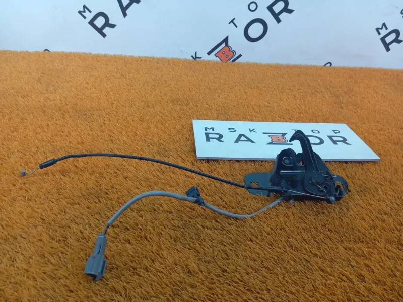 Замок капота