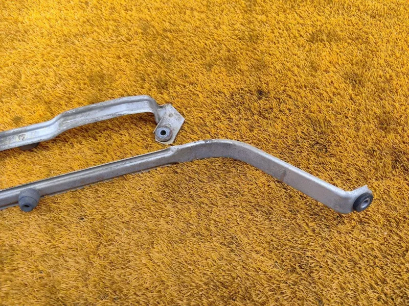 Крепление топливного бака