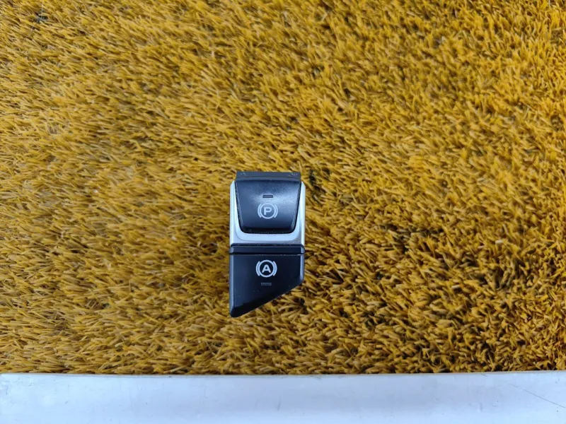 Кнопка стояночного тормоза