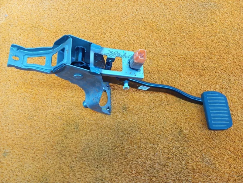 Педаль тормоза