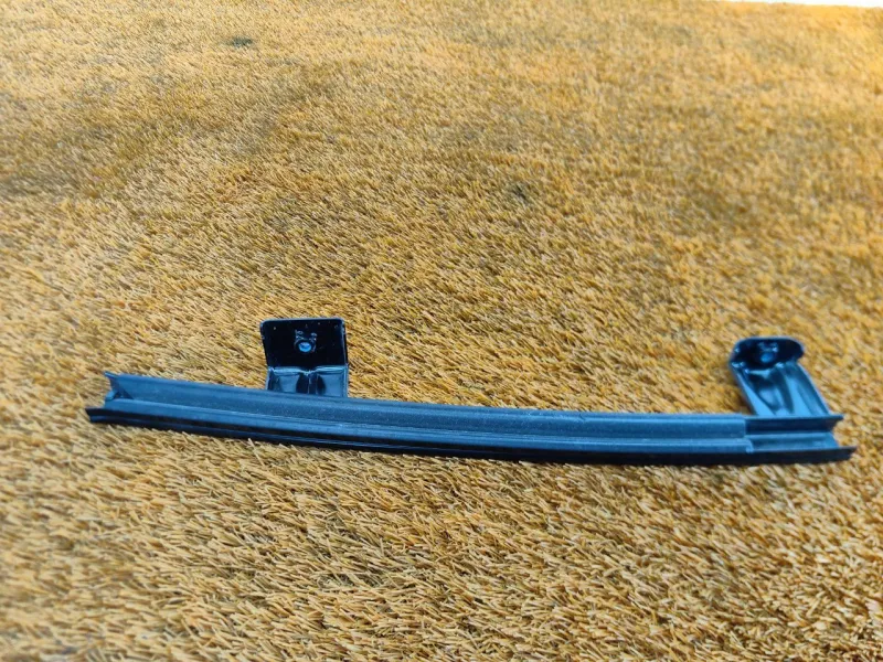 Направляющая стекла двери